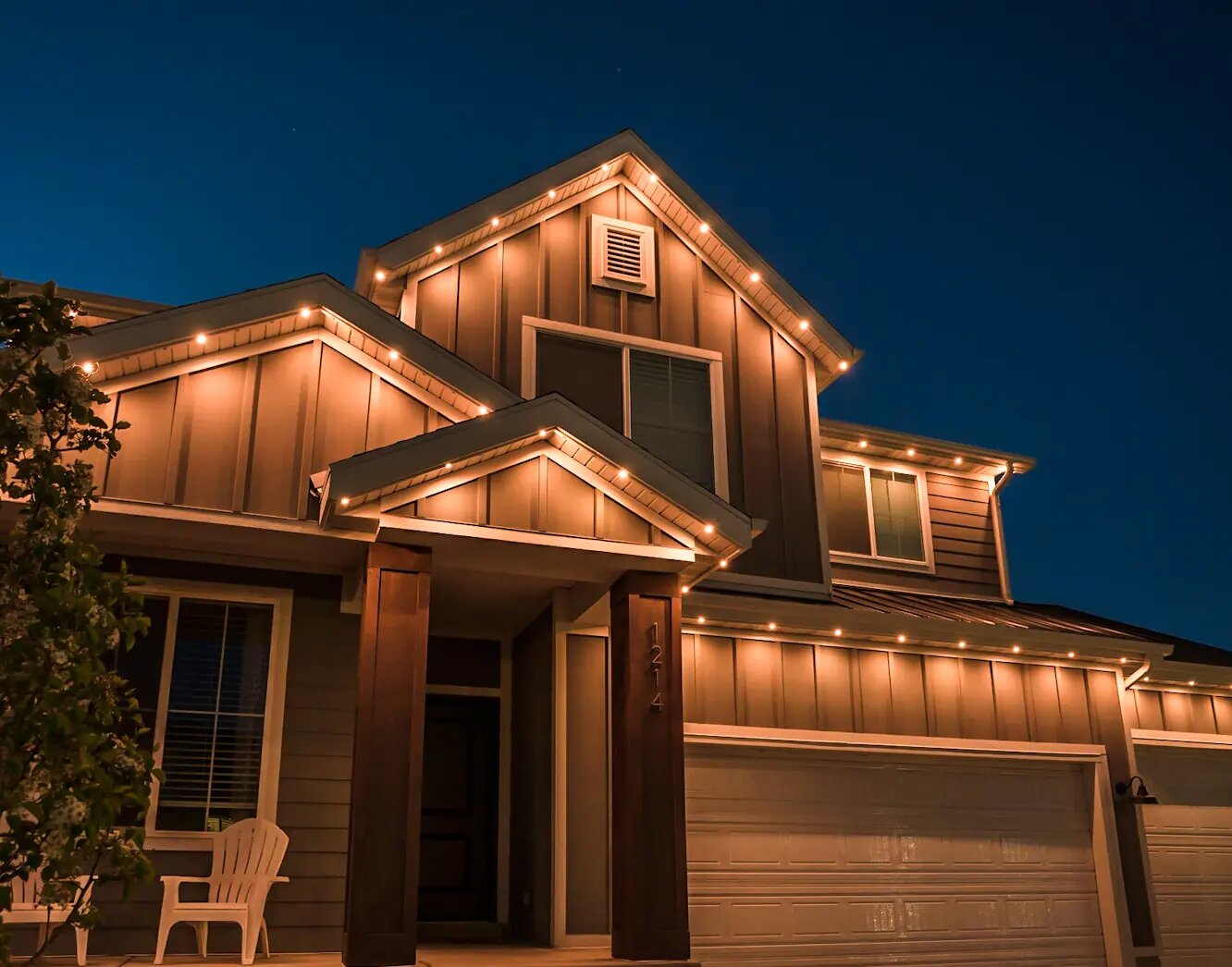 Home with warm white permanent roofline lighting by Eavefy